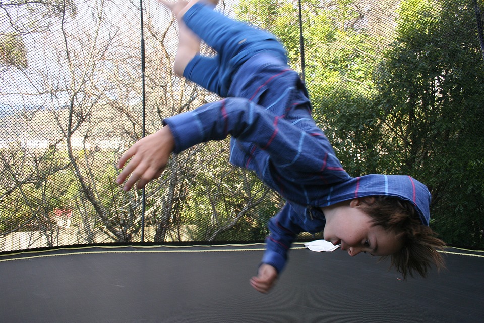 Chlapec na trampolíně