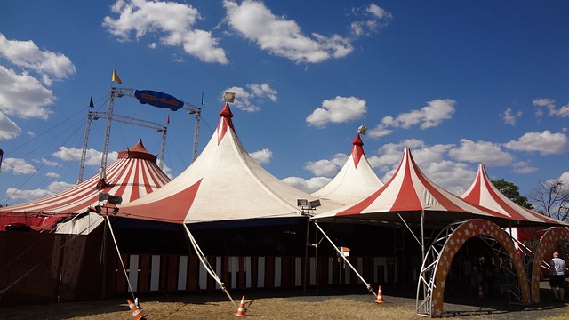 klasický cirkusový stan