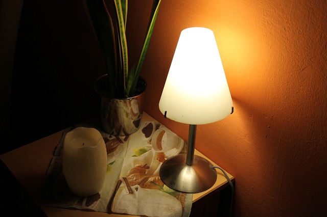 rozsvícená lampička na nočním stolku